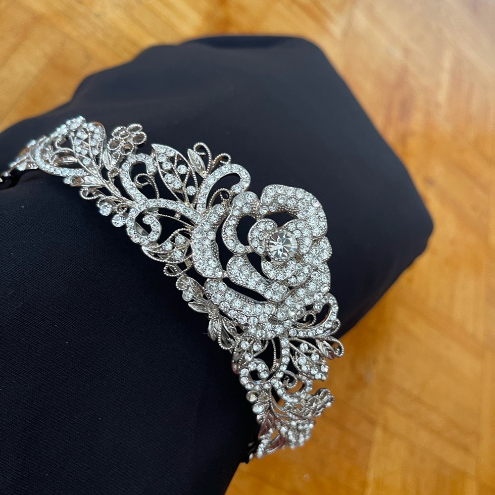 Crown - Picture 6 of 9